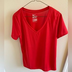 Red Nike athletic cut workout n-neck tee
